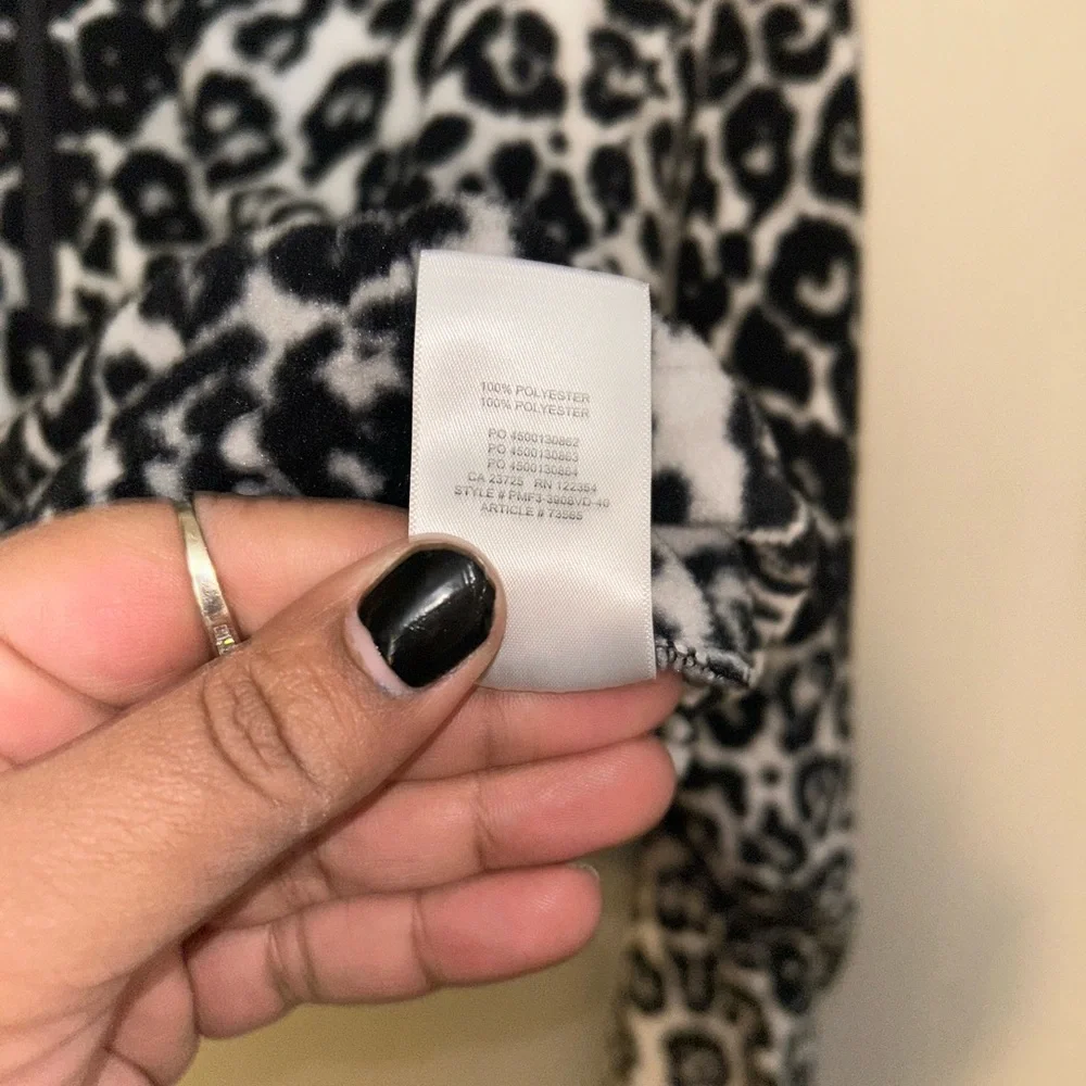 Aritzia TNA 1/4 zip fleece - black white snow leopard cropped athleisure
